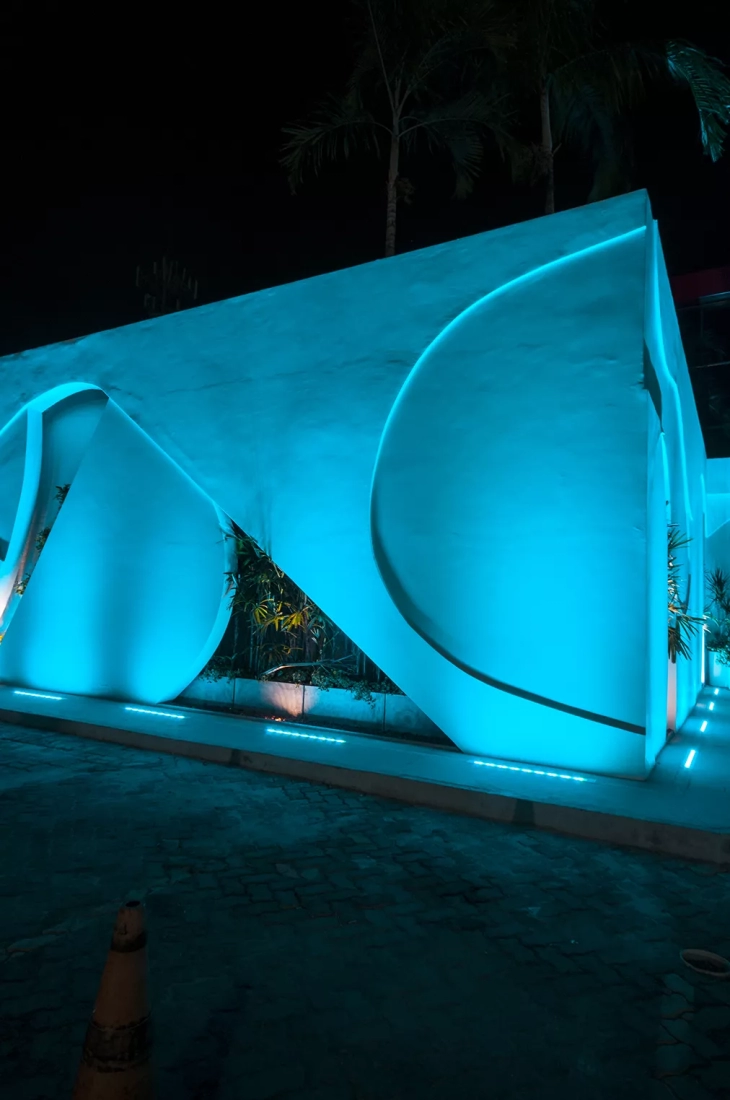 Projetor Embutido Linear Powerlume 18 watts IP67 Alumínio e Difusor Vidro Temperado Bivolt 605mm LES18W